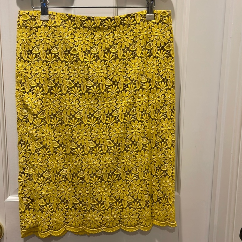 Talbots new w/o tags yellow lace crocheted straight pencil skirt. Size 6.